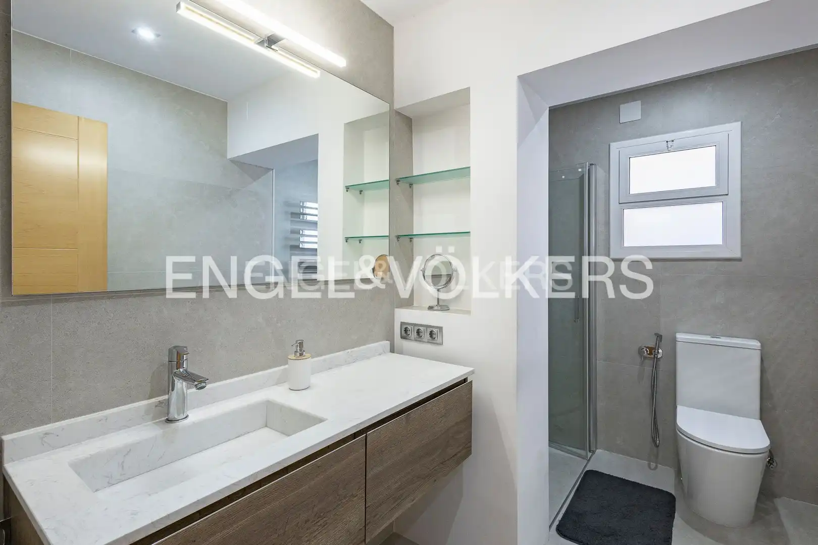 Badezimmer von Wohnung zur Miete in Esplugues de Llobregat mit Klimaanlage, Heizung und Parkett