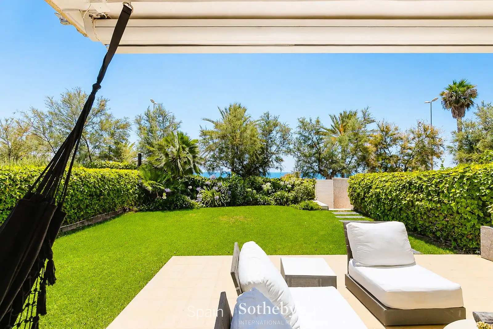 Terrasse von Wohnungen zum Verkauf in Sitges mit Klimaanlage, Heizung und Privatgarten