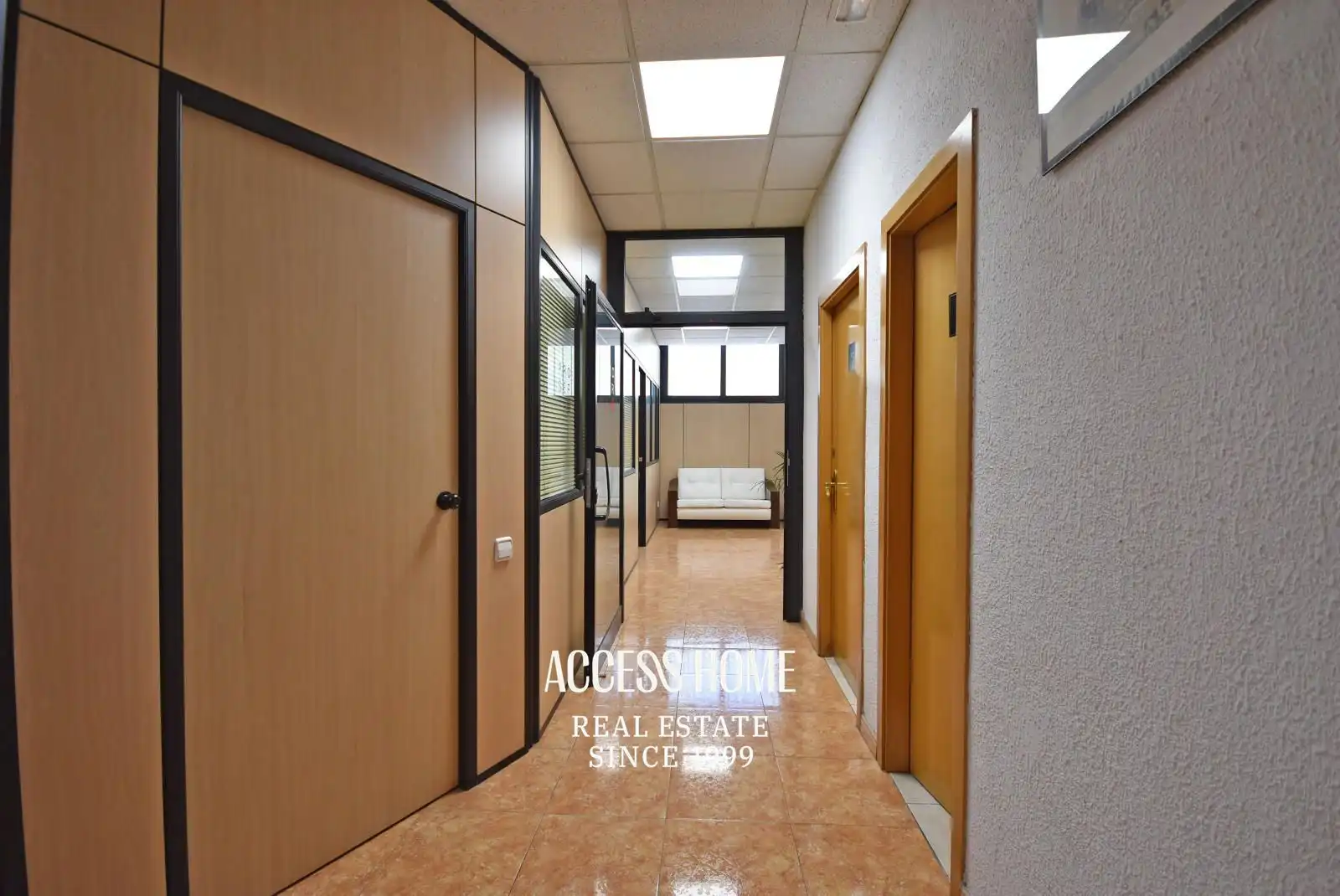 Office for rent in Badalona  with Air Conditioner and Alarm