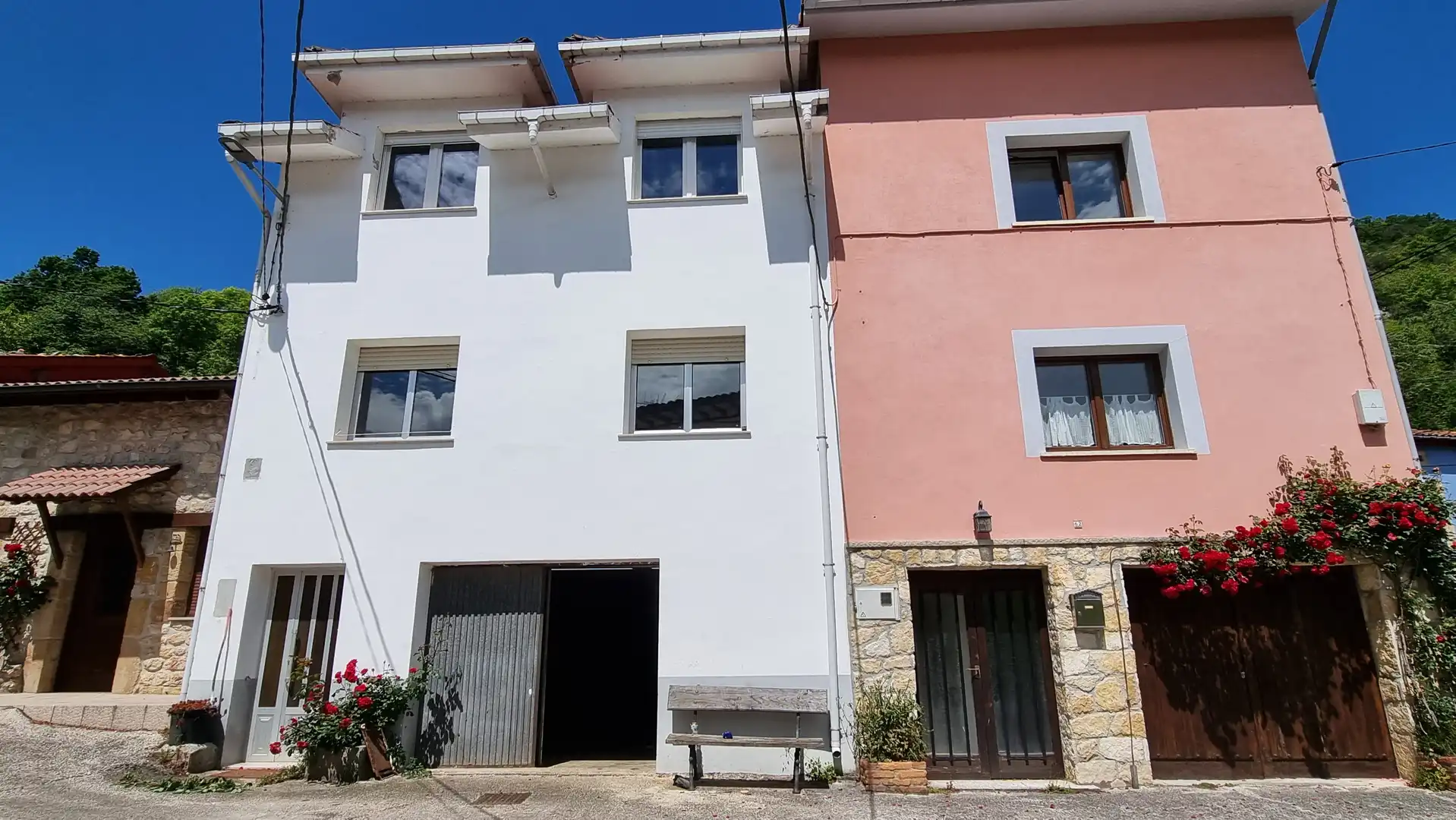 Vista exterior de Casa adosada en venda en Cabrales amb Calefacció i Moblat