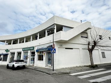 Local comercial en venda a Plaça Comarques Catalanes