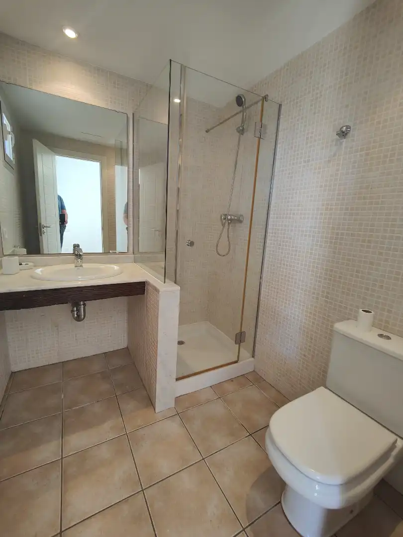 Badezimmer von Einfamilien-Reihenhaus zum Verkauf in Calvià mit Klimaanlage, Heizung und Privatgarten
