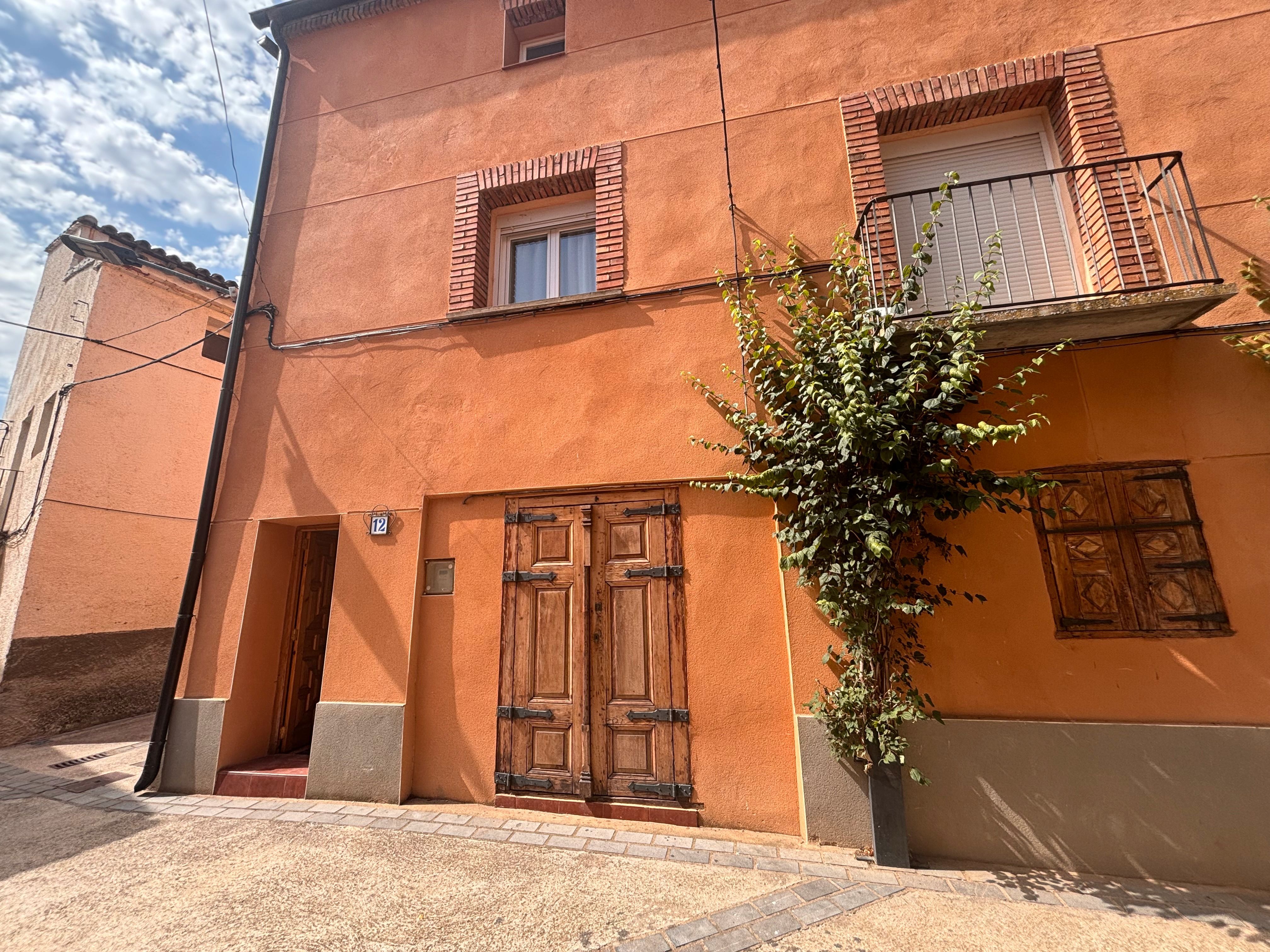 Vista exterior de Casa o xalet en venda en La Almunia de Doña Godina  amb Calefacció, Terrassa i Traster