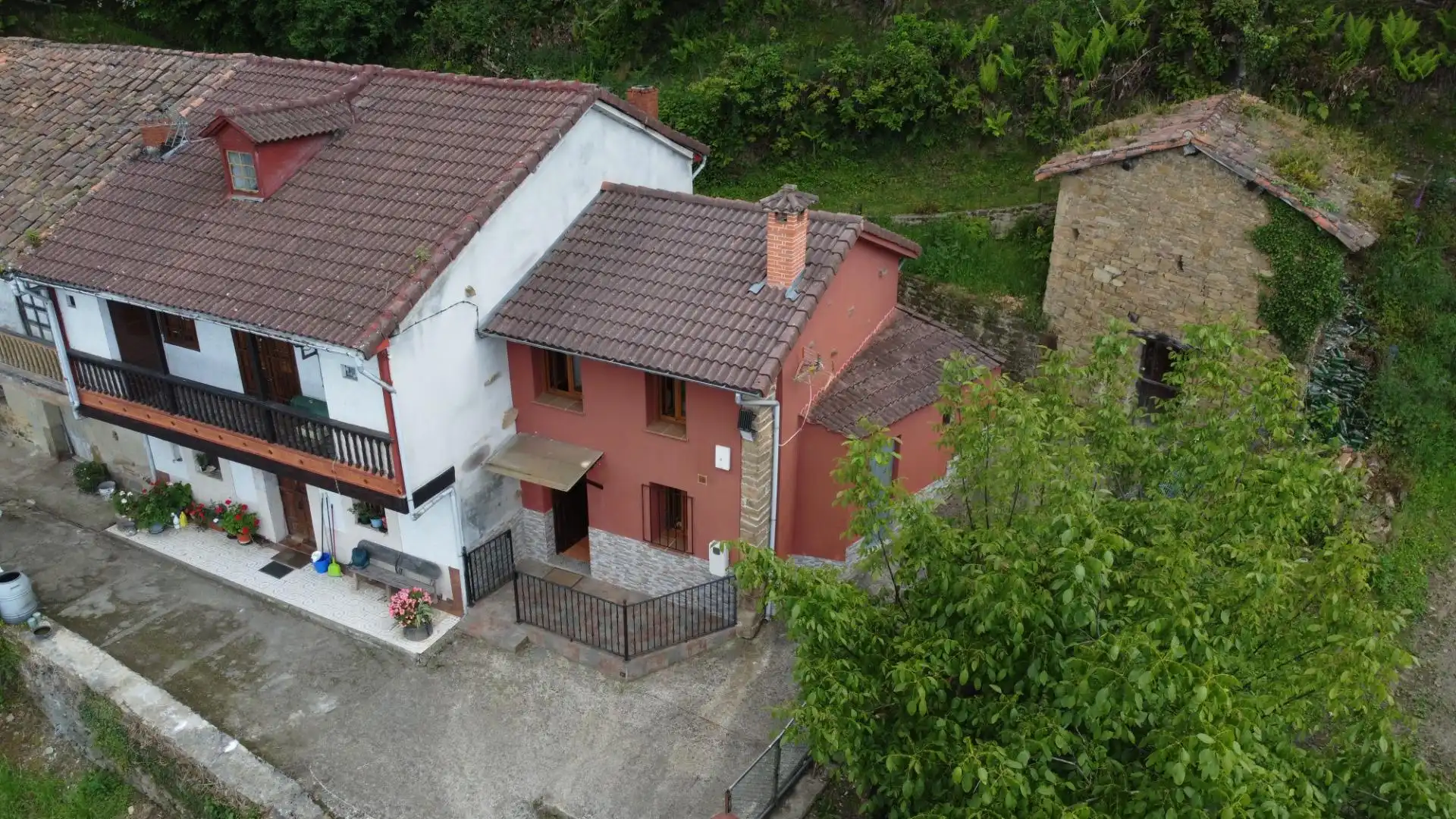 Vista exterior de Finca rústica en venda en San Martín del Rey Aurelio amb Calefacció