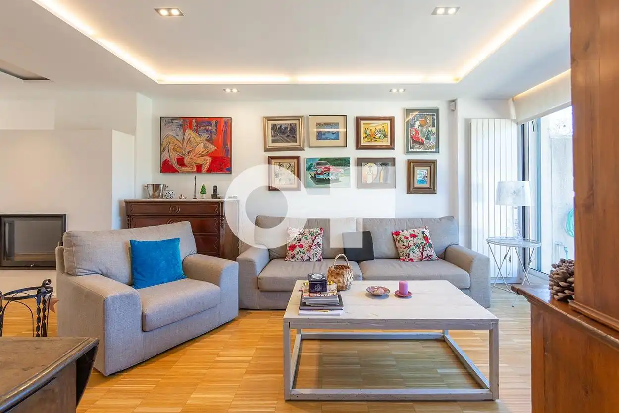 Sala d'estar de Casa adosada en venda en Sant Just Desvern amb Aire condicionat, Calefacció i Parquet