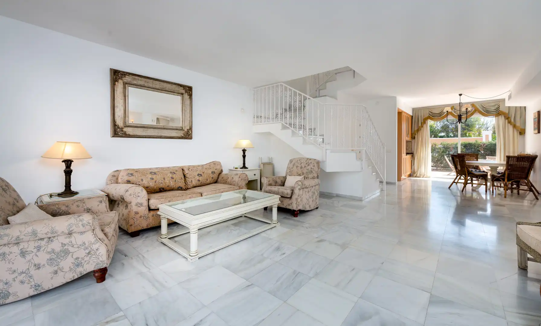 Sala de estar de Casa adosada en venta en Benahavís con Aire acondicionado, Terraza y Piscina