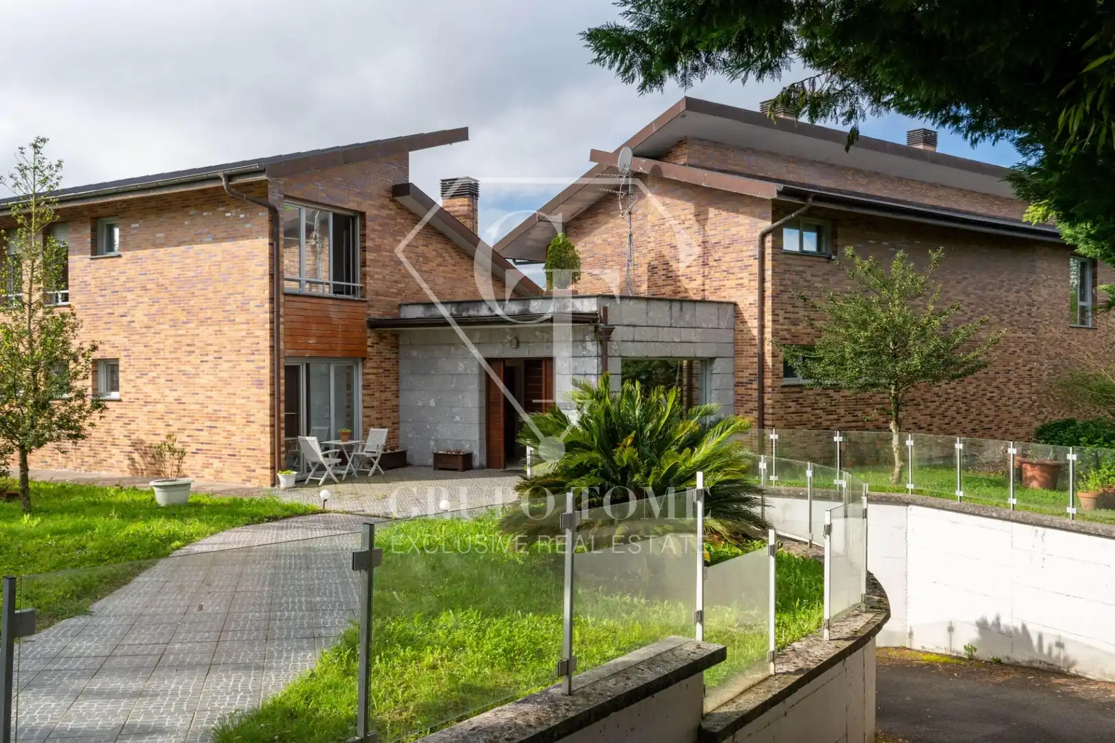 Außenansicht von Einfamilien-Reihenhaus zum Verkauf in Donostia - San Sebastián  mit Heizung, Privatgarten und Terrasse