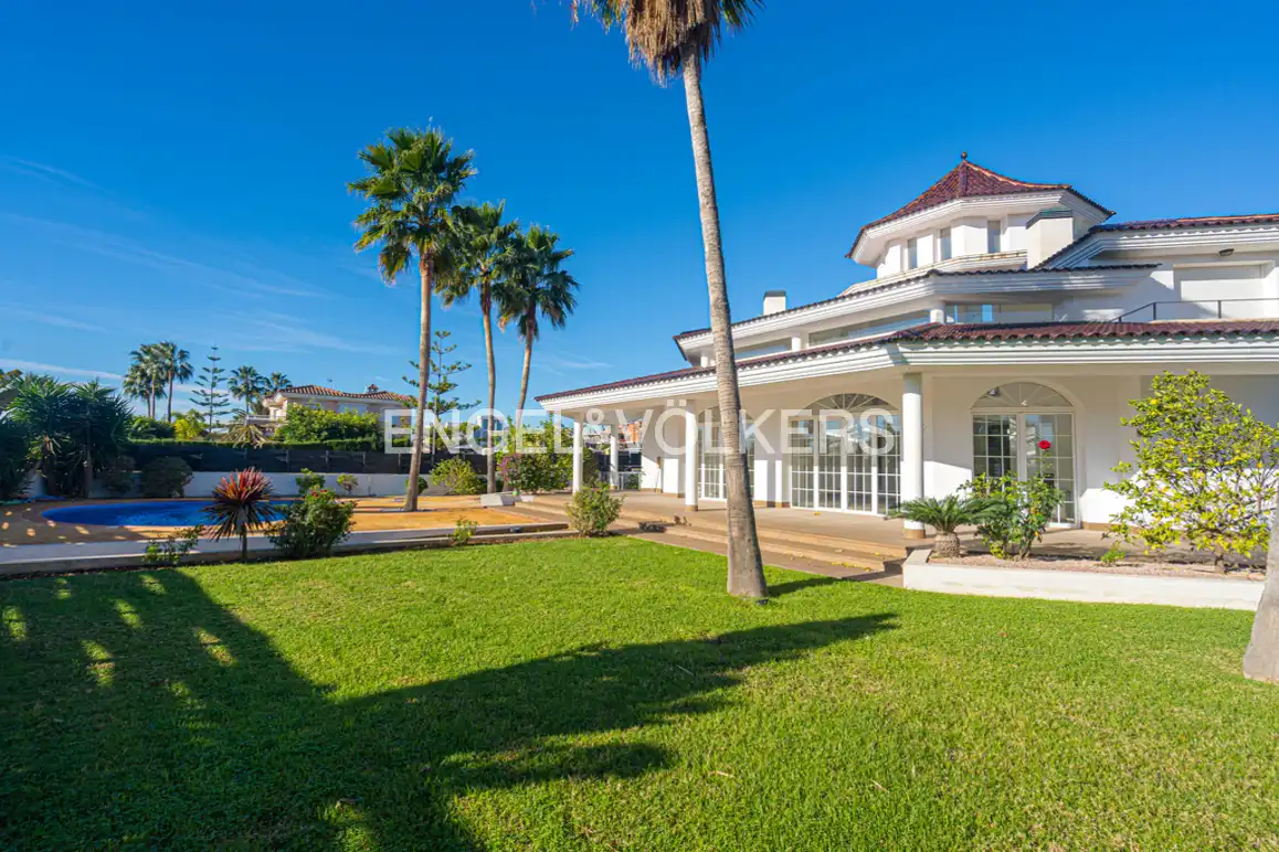 Vista exterior de Casa o xalet en venda en L'Alfàs del Pi amb Aire condicionat, Jardí privat i Piscina