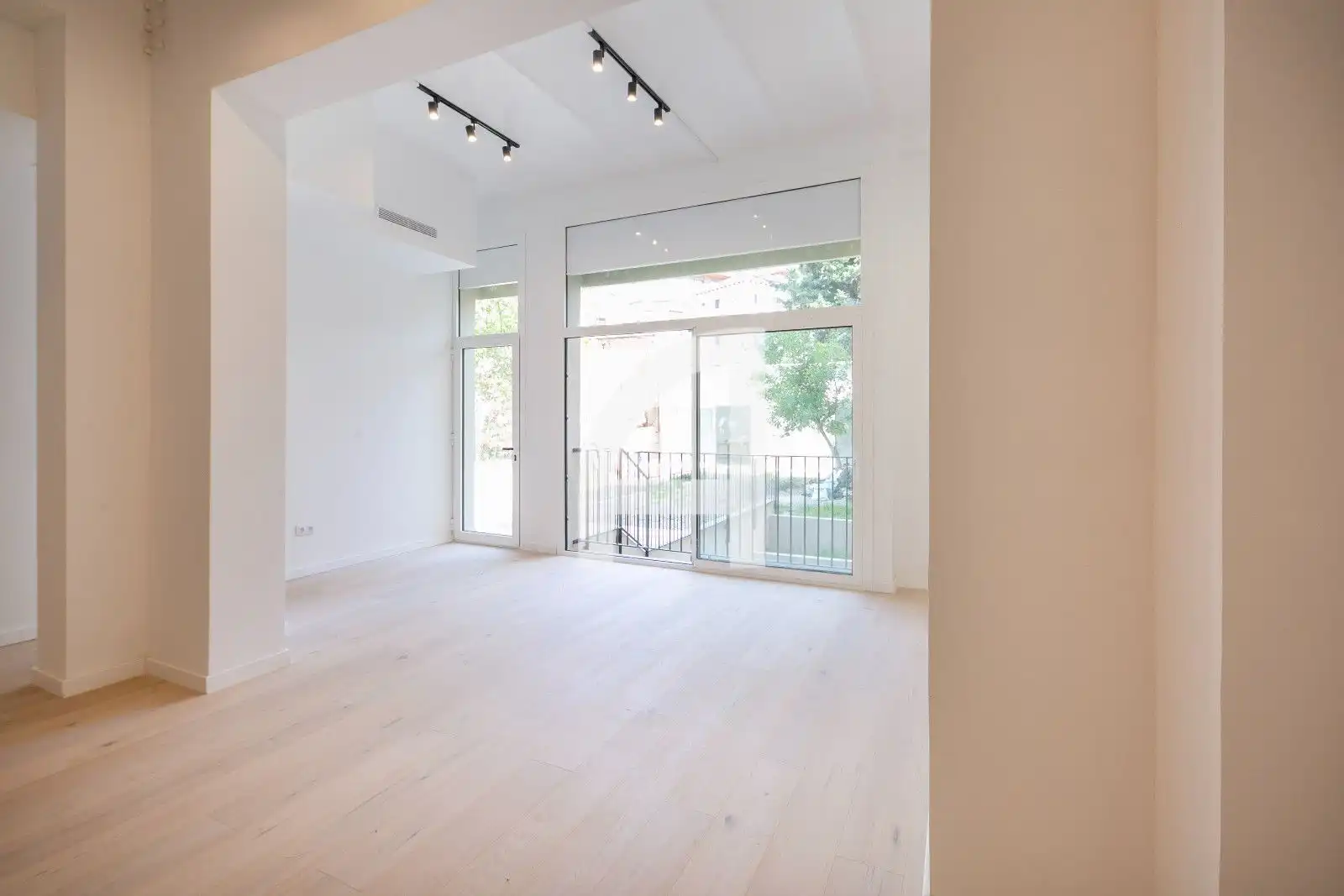 Sala d'estar de Dúplex en venda en Barcelona amb Aire condicionat, Calefacció i Parquet