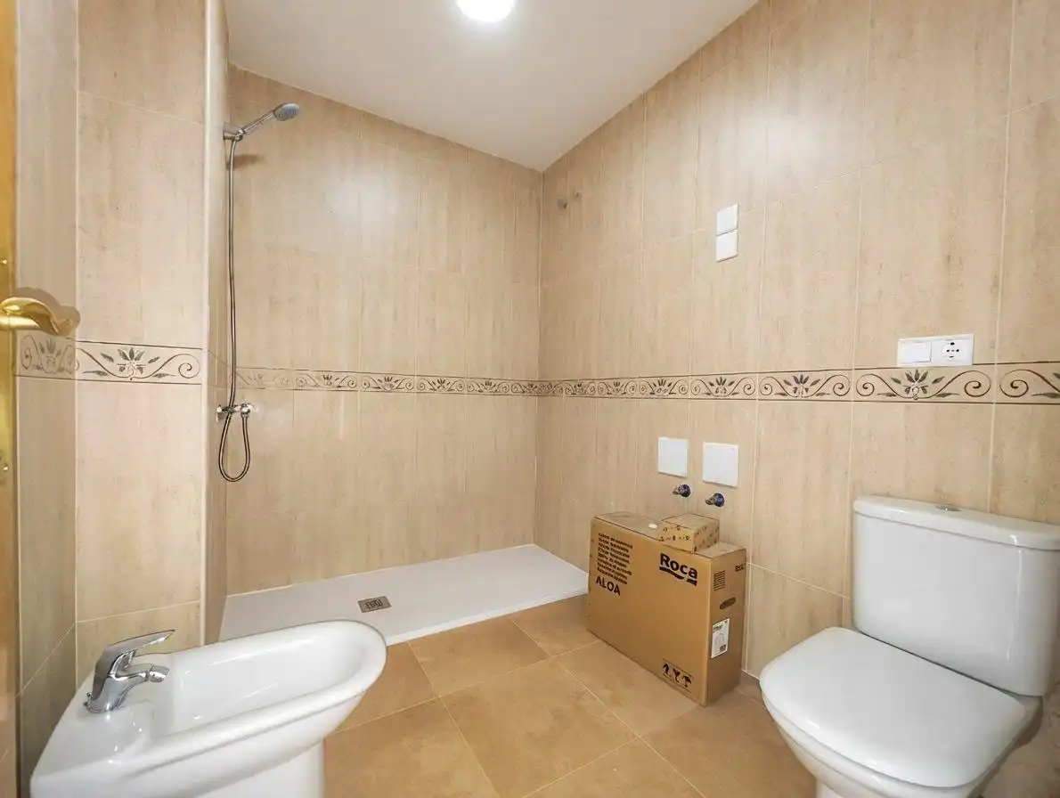 Baño de Piso en venta en Puertollano con Calefacción, Terraza y Balcón