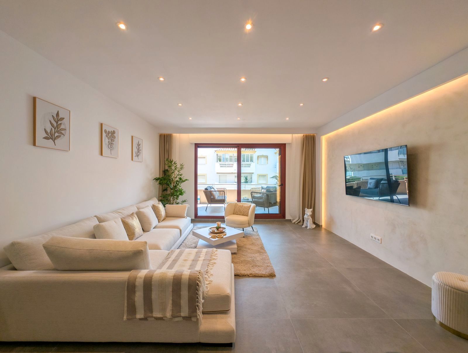 Sala d'estar de Pis en venda en Marbella amb Aire condicionat, Terrassa i Moblat