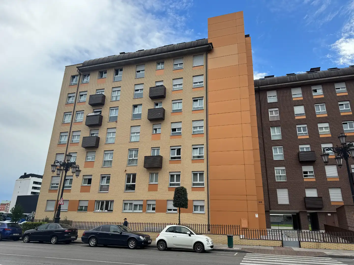 Vista exterior de Pis en venda en Oviedo  amb Calefacció, Parquet i Traster