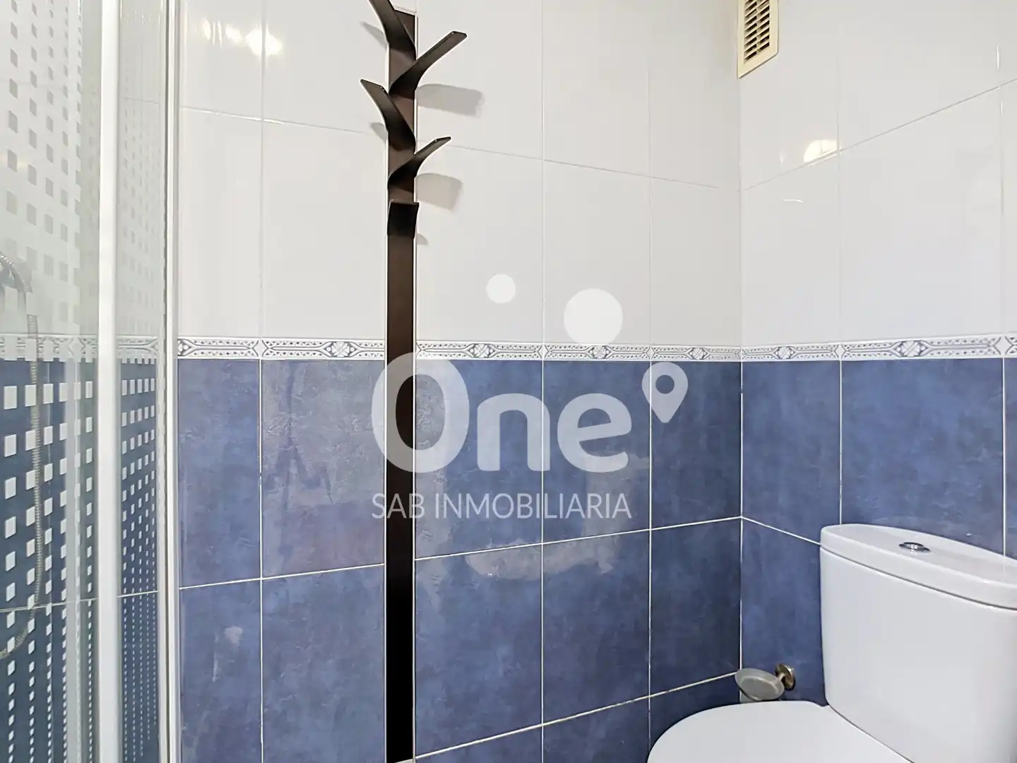 Bathroom of Flat for sale in Paterna  with Air Conditioner, Heating and Parquet flooring