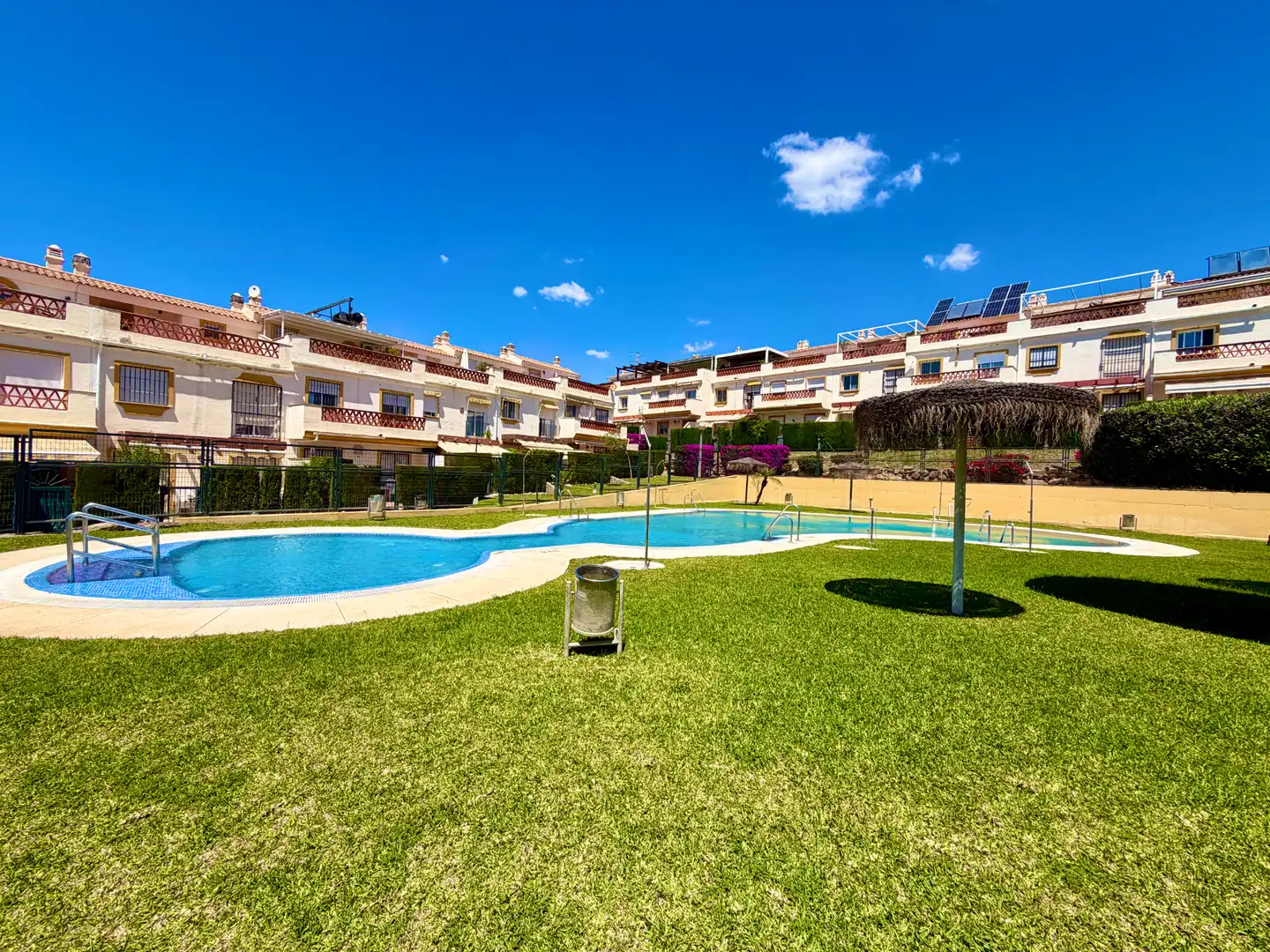 Garten von Einfamilien-Reihenhaus zum Verkauf in Rincón de la Victoria mit Ofen, Balkon und Gemeinschaftspool