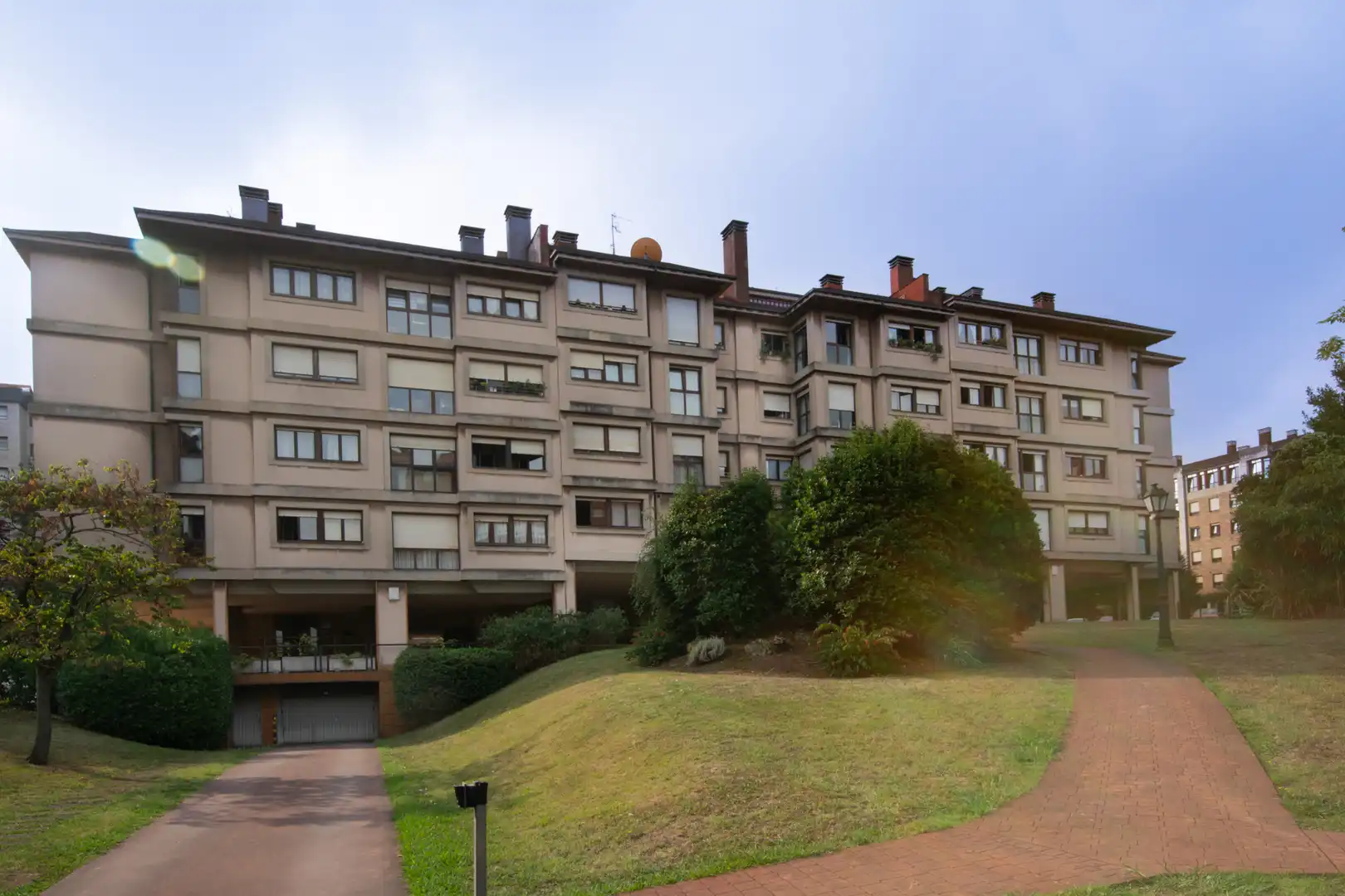 Vista exterior de Casa o xalet en venda en Gijón  amb Calefacció, Jardí privat i Traster