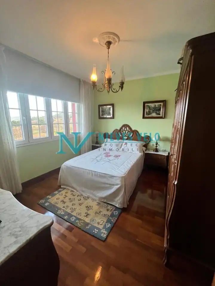 Schlafzimmer von Haus oder Chalet zum Verkauf in Carballo mit Heizung, Privatgarten und Möbliert