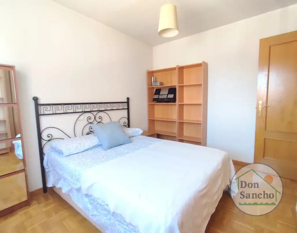 Habitación de Casa adosada en venta en Viana de Cega con Calefacción, Jardín privado y Terraza