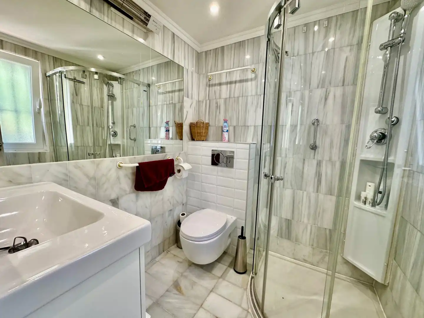 Badezimmer von Wohnungen zur Miete in Benahavís mit Klimaanlage, Terrasse und Abstellraum