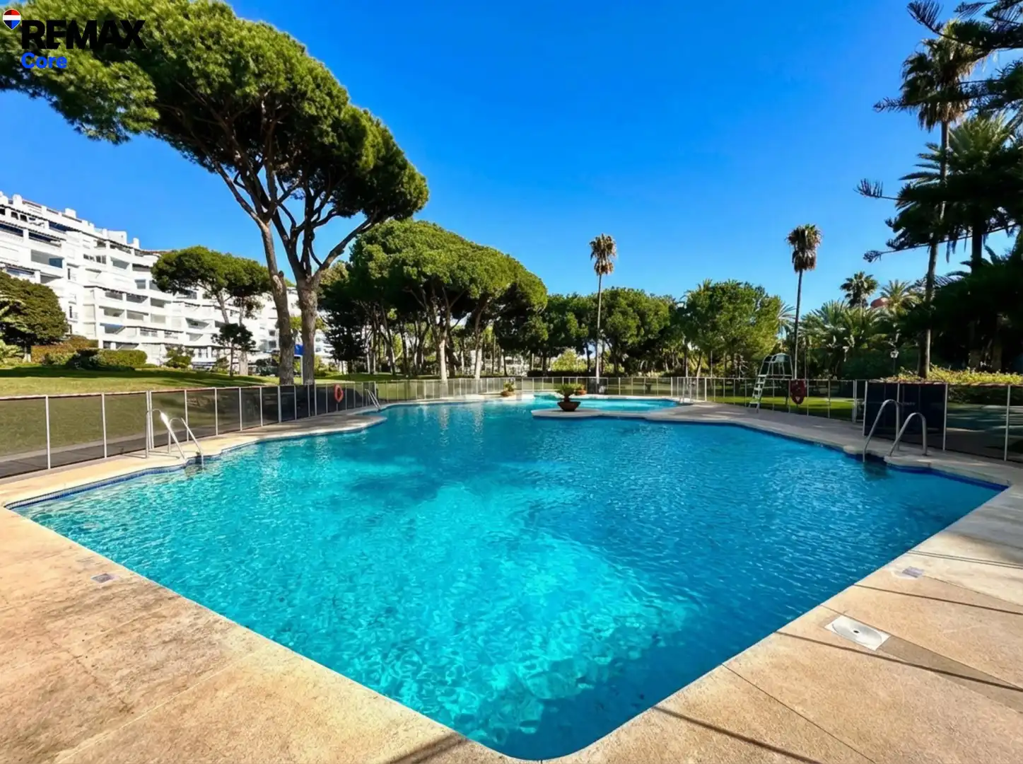 Schwimmbecken von Wohnung zum Verkauf in Marbella mit Klimaanlage, Heizung und Privatgarten