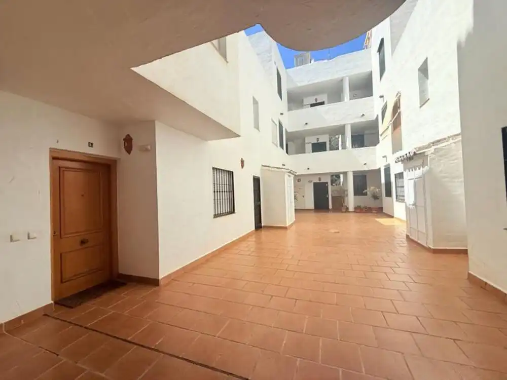 Vista exterior de Ático de alquiler en Marbella con Aire acondicionado, Terraza y Piscina