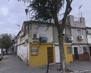 Exterior view of Single-family semi-detached for sale in  Sevilla Capital