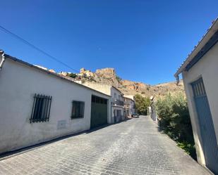 Vista exterior de Casa adosada en venda en Colomera amb Aire condicionat, Terrassa i Balcó