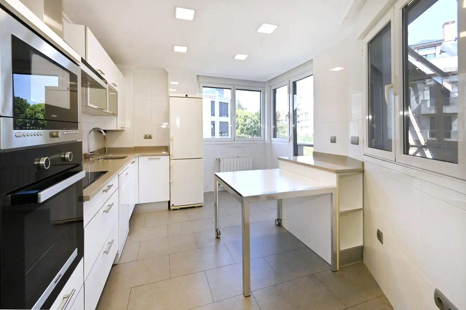 Flat for rent in Avenida Doctor Diego Madrazo, Valdenoja
