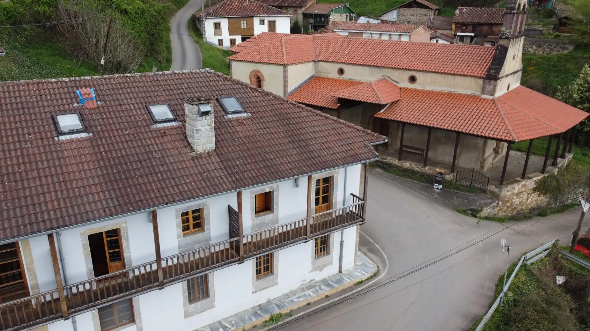 Vista exterior de Finca rústica en venda en Lena amb Jardí privat, Traster i Balcó