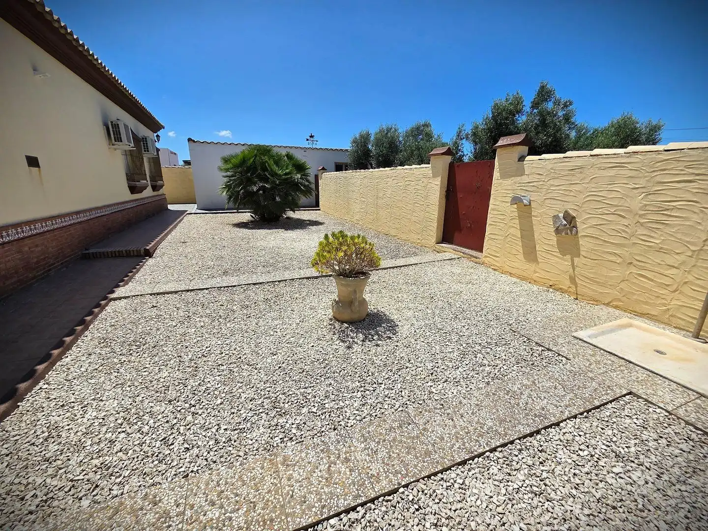Vista exterior de Casa o xalet en venda en Chiclana de la Frontera amb Jardí privat