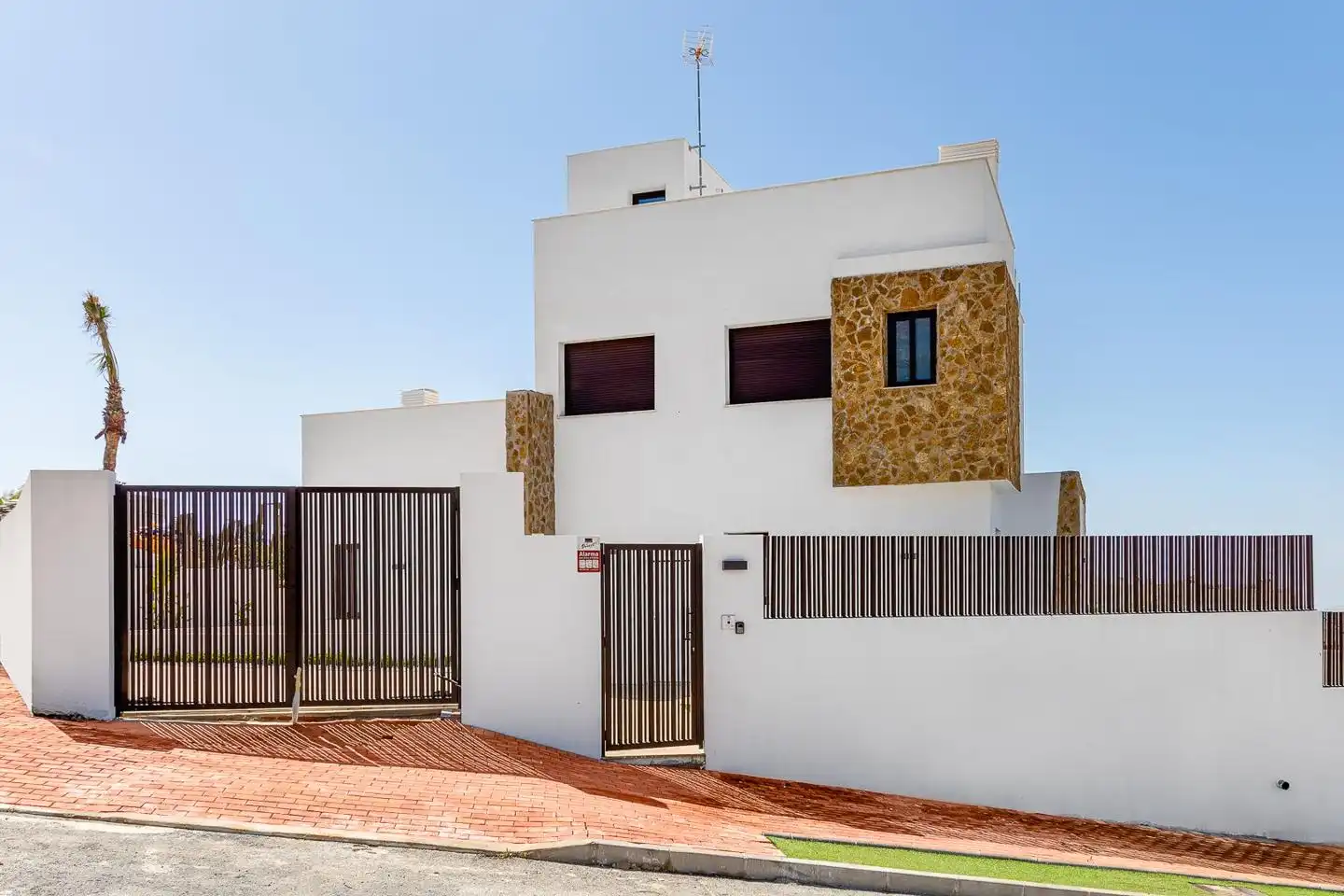 Vista exterior de Casa o chalet en venta en Finestrat con Jardín privado, Terraza y Piscina