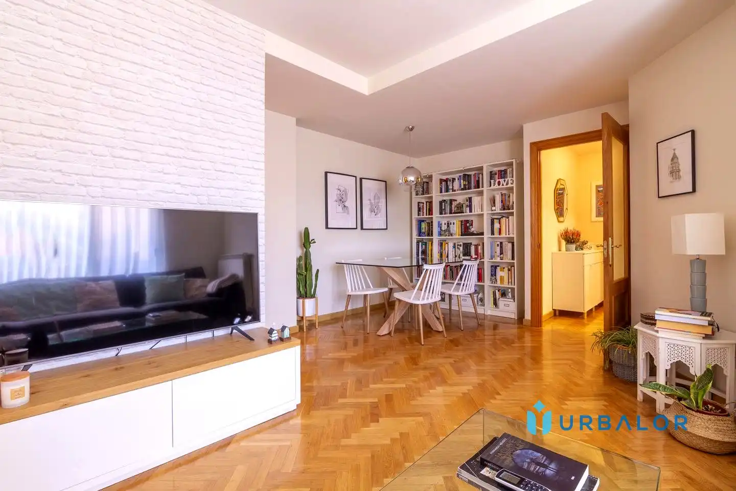Living room of Flat for sale in Alcorcón  with Air Conditioner, Heating and Parquet flooring