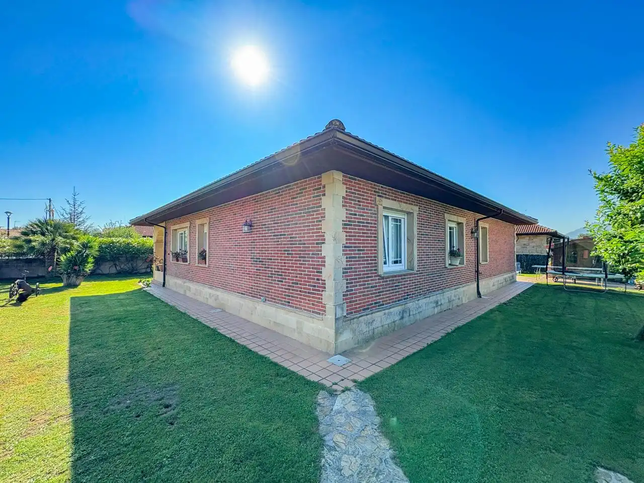 Vista exterior de Casa o xalet en venda en Bárcena de Cicero amb Calefacció, Jardí privat i Piscina