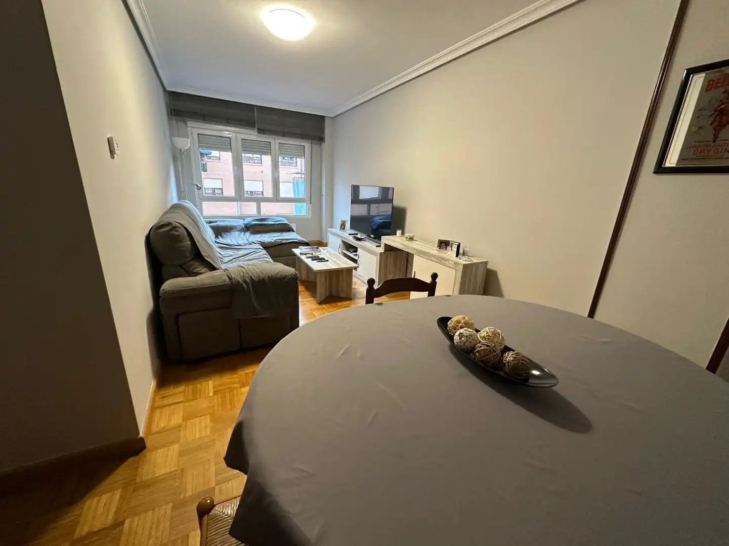 Sala d'estar de Pis en venda en Oviedo  amb Calefacció, Parquet i Traster