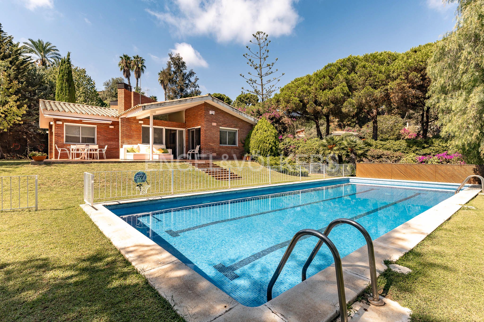 Exterior view of House or chalet for sale in Sant Andreu de Llavaneres  with Heating, Private garden and Parquet flooring