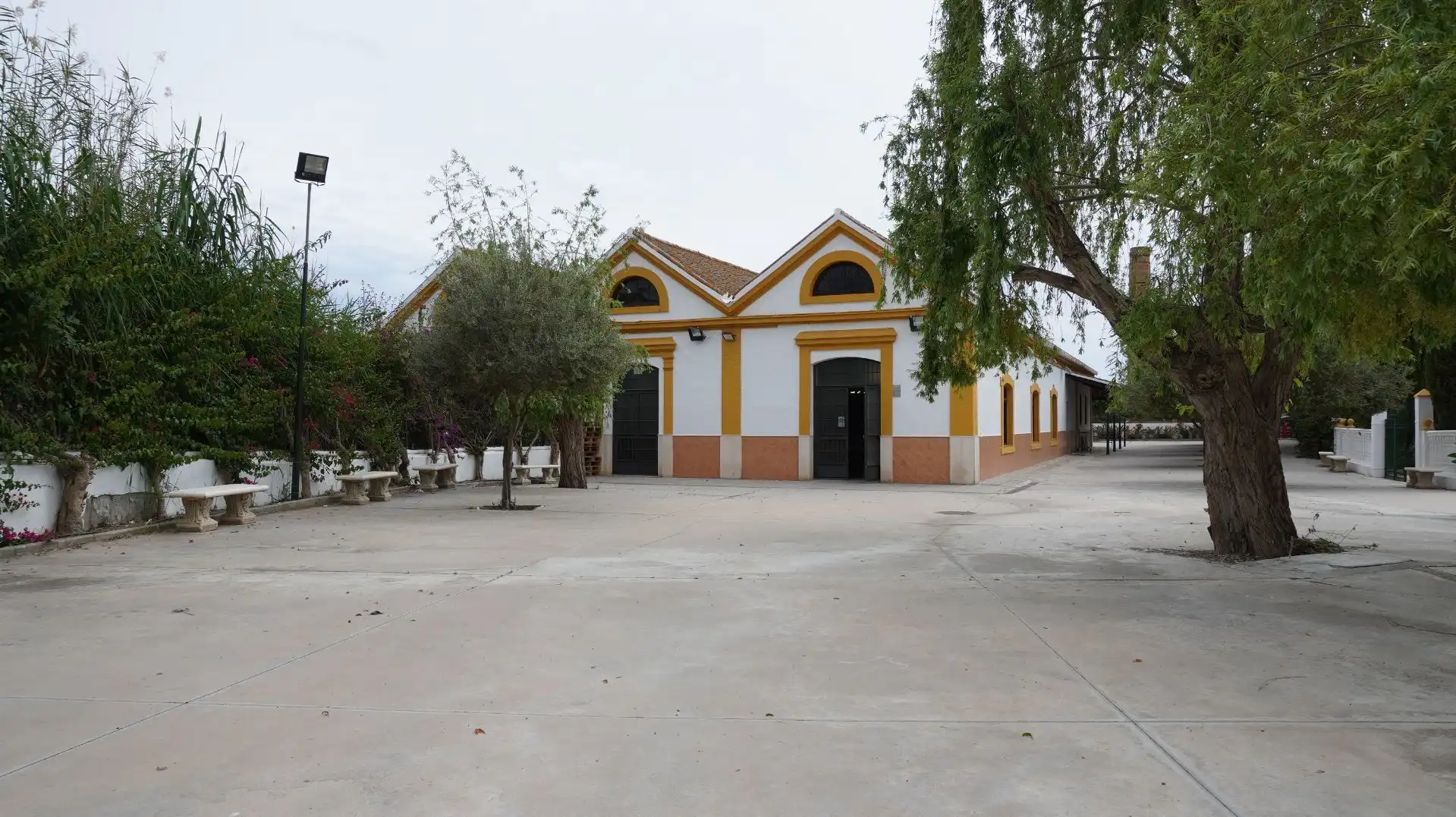 Außenansicht von Fabrikhallen zum Verkauf in Motril