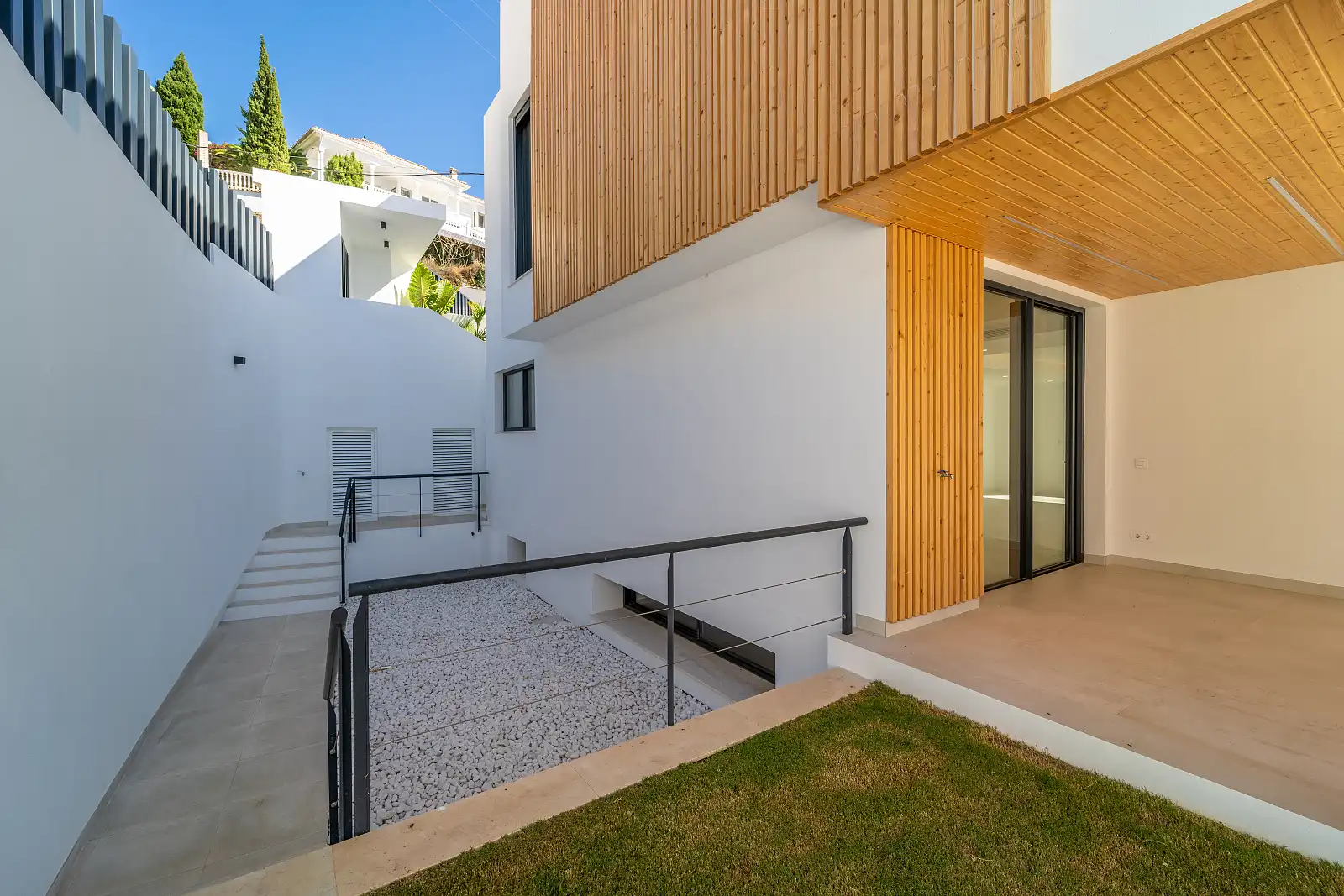 Vista exterior de Casa o xalet en venda en Benalmádena amb Aire condicionat, Jardí privat i Terrassa