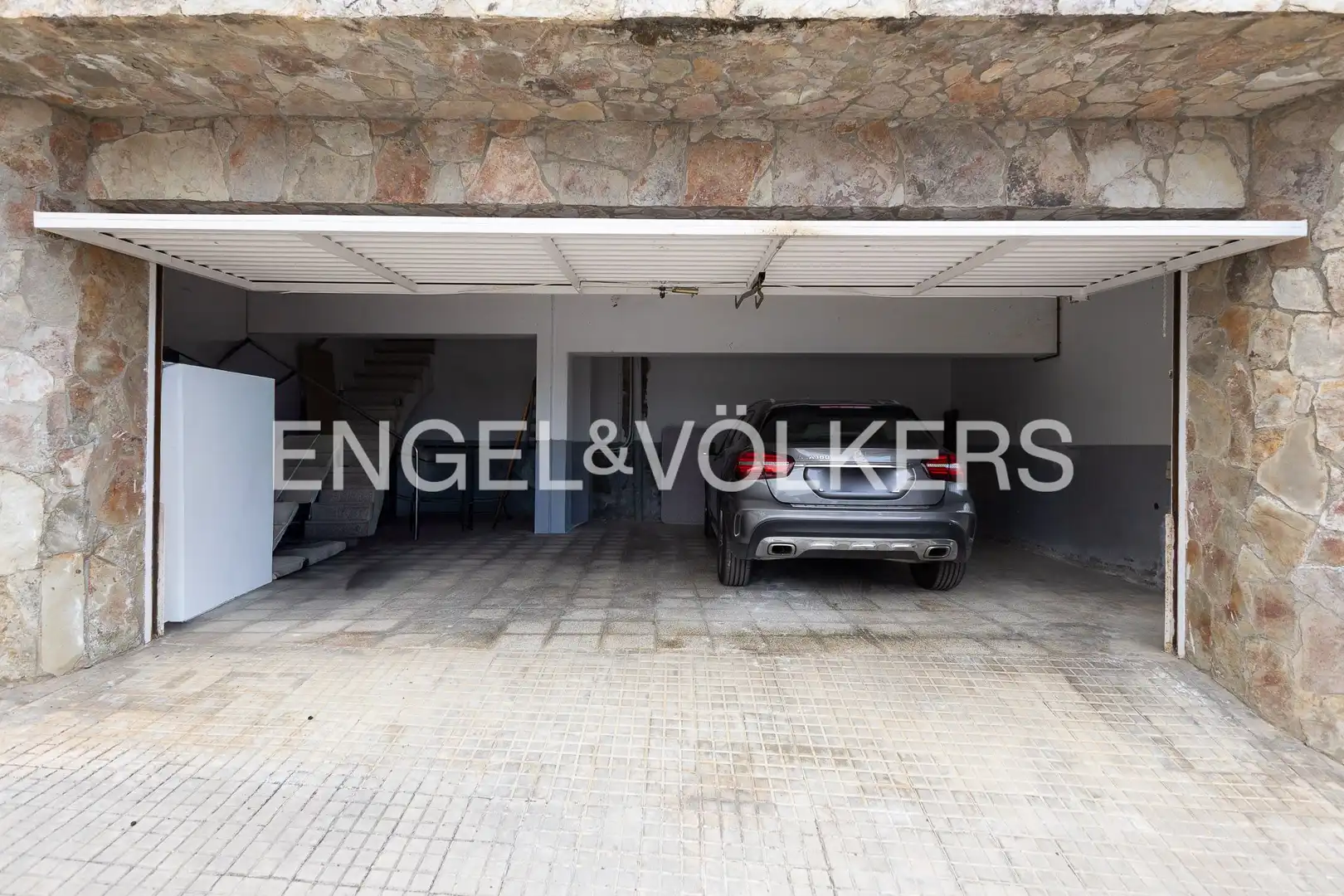 Parking of Houses for rent in Caldes d'Estrac  with Air Conditioner, Heating and Private garden