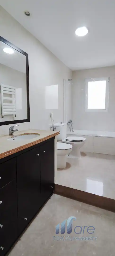 Bathroom of Flat for sale in Granada  with Heating and Parquet flooring