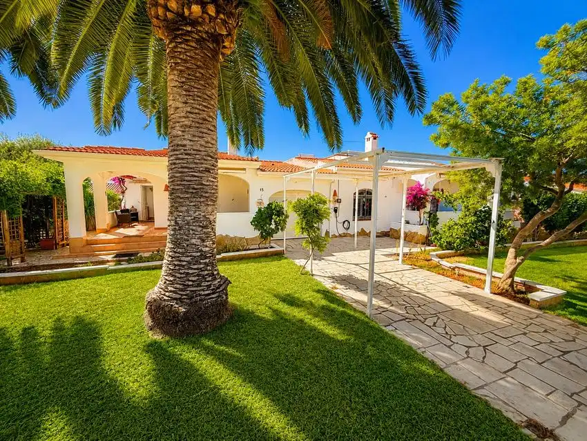 House with pool for sale in Miami Platja