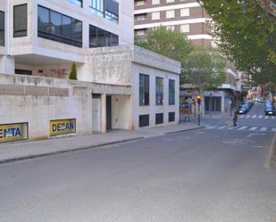 Vista exterior de Local en venda en Jaca amb Calefacció