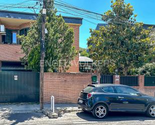 Exterior view of House or chalet for sale in  Madrid Capital  with Private garden and Swimming Pool