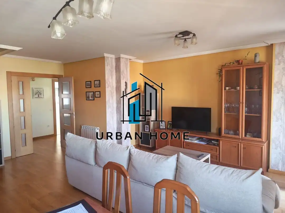 Sala de estar de Dúplex en venta en San Andrés del Rabanedo con Calefacción, Trastero y Balcón