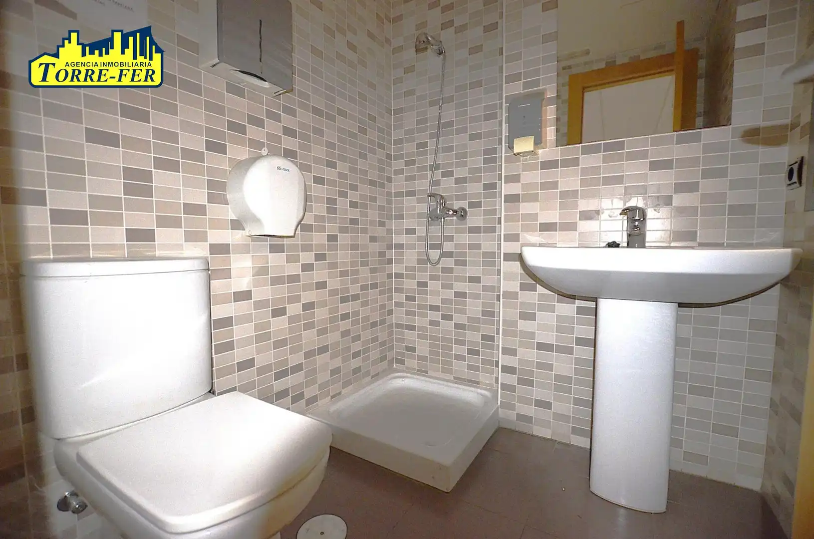 Badezimmer von Büro zur Miete in Almería mit Klimaanlage