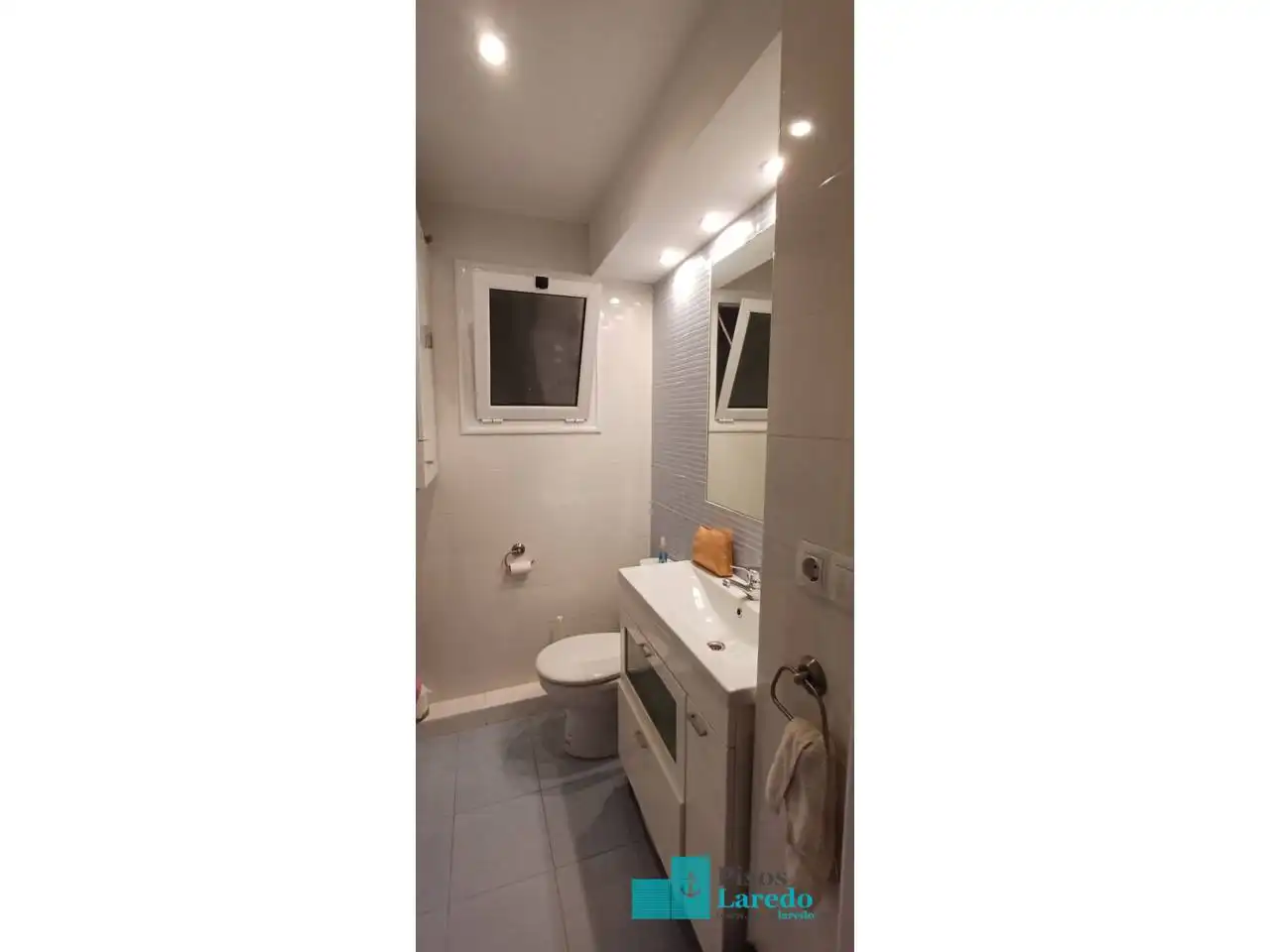 Baño de Piso de alquiler en Laredo con Calefacción, Terraza y Amueblado