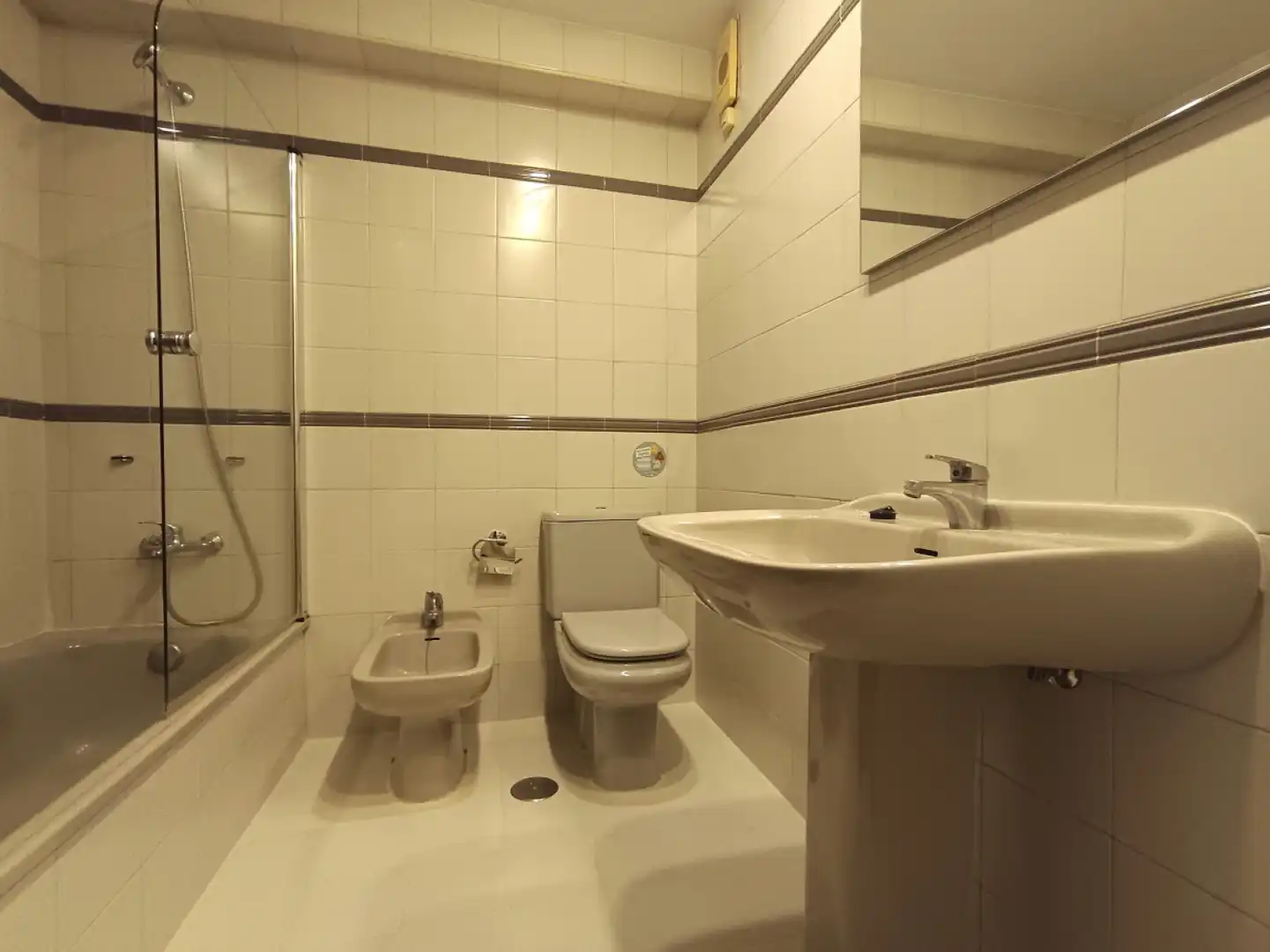 Baño de Piso de alquiler en Gijón  con Calefacción, Parquet y Terraza