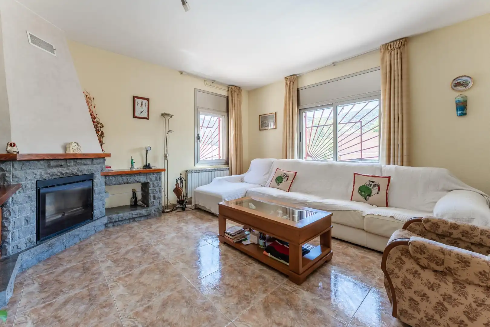 Sala de estar de Casa o chalet en venta en Sant Fost de Campsentelles con Calefacción, Jardín privado y Terraza