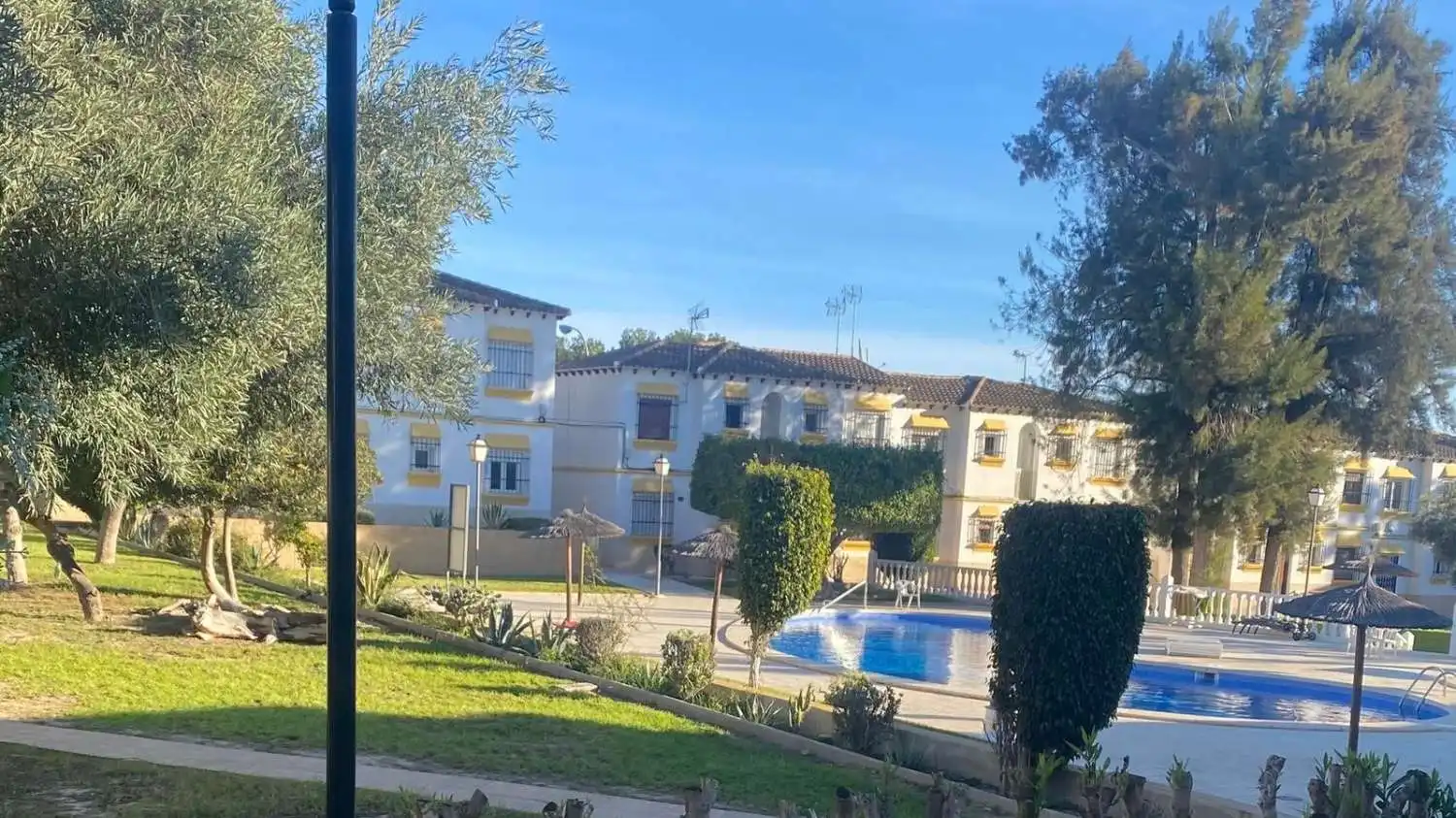 Vista exterior de Planta baixa en venda en San Miguel de Salinas amb Aire condicionat, Calefacció i Terrassa