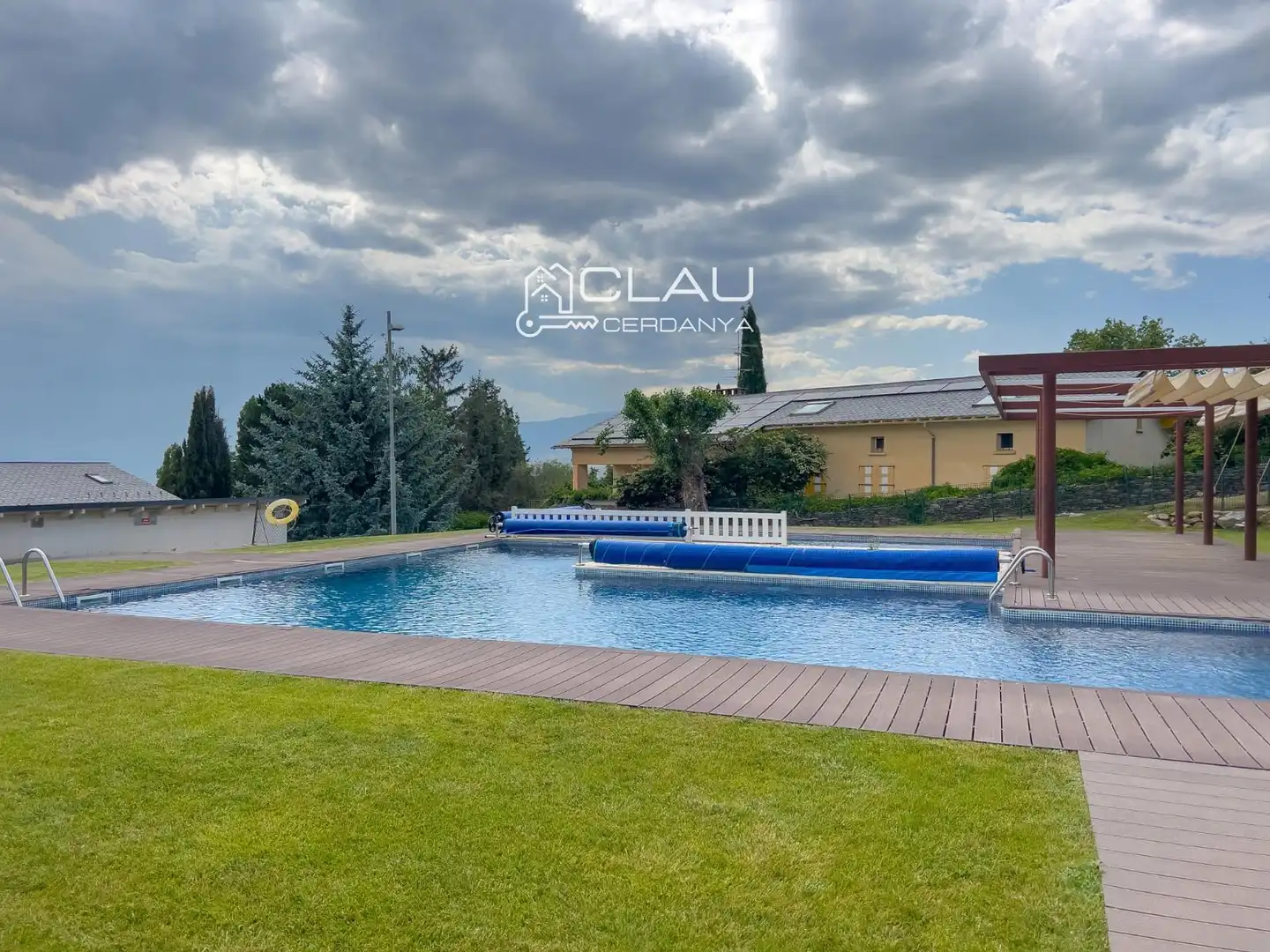 Swimming pool of Duplexes for rent in Osséja  with Heating, Parquet flooring and Terrace