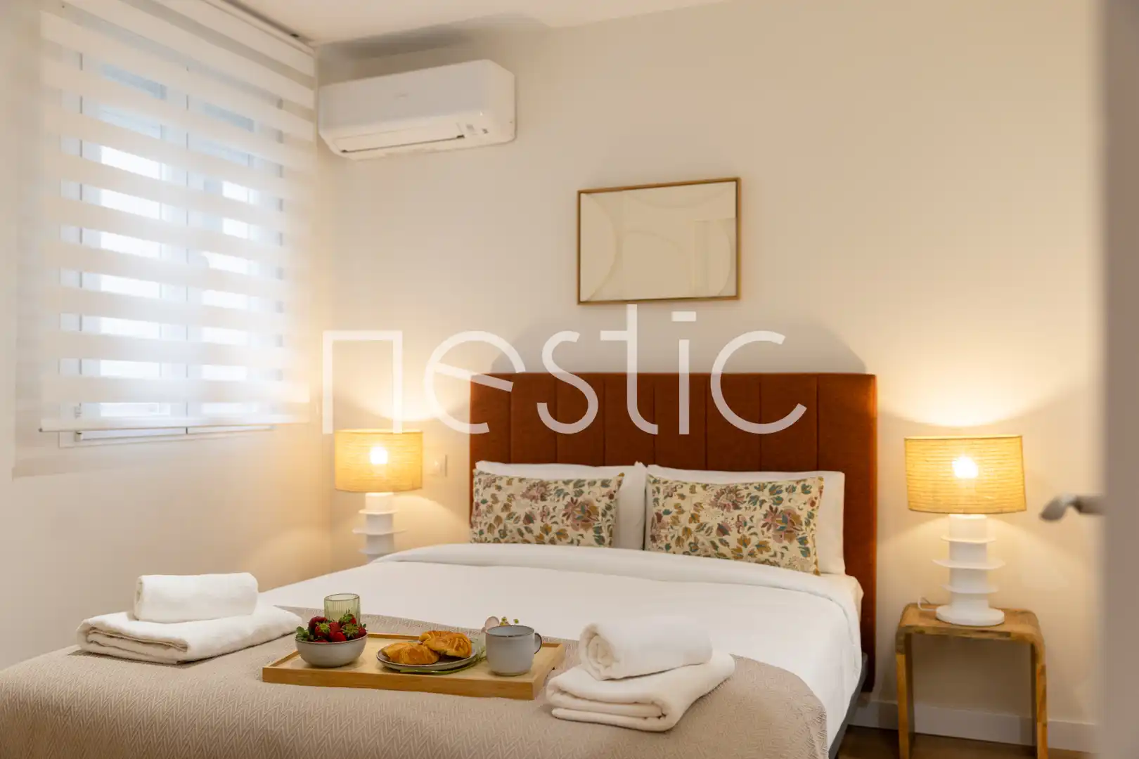 Dormitori de Apartament de lloguer en Madrid amb Aire condicionat, Calefacció i Moblat