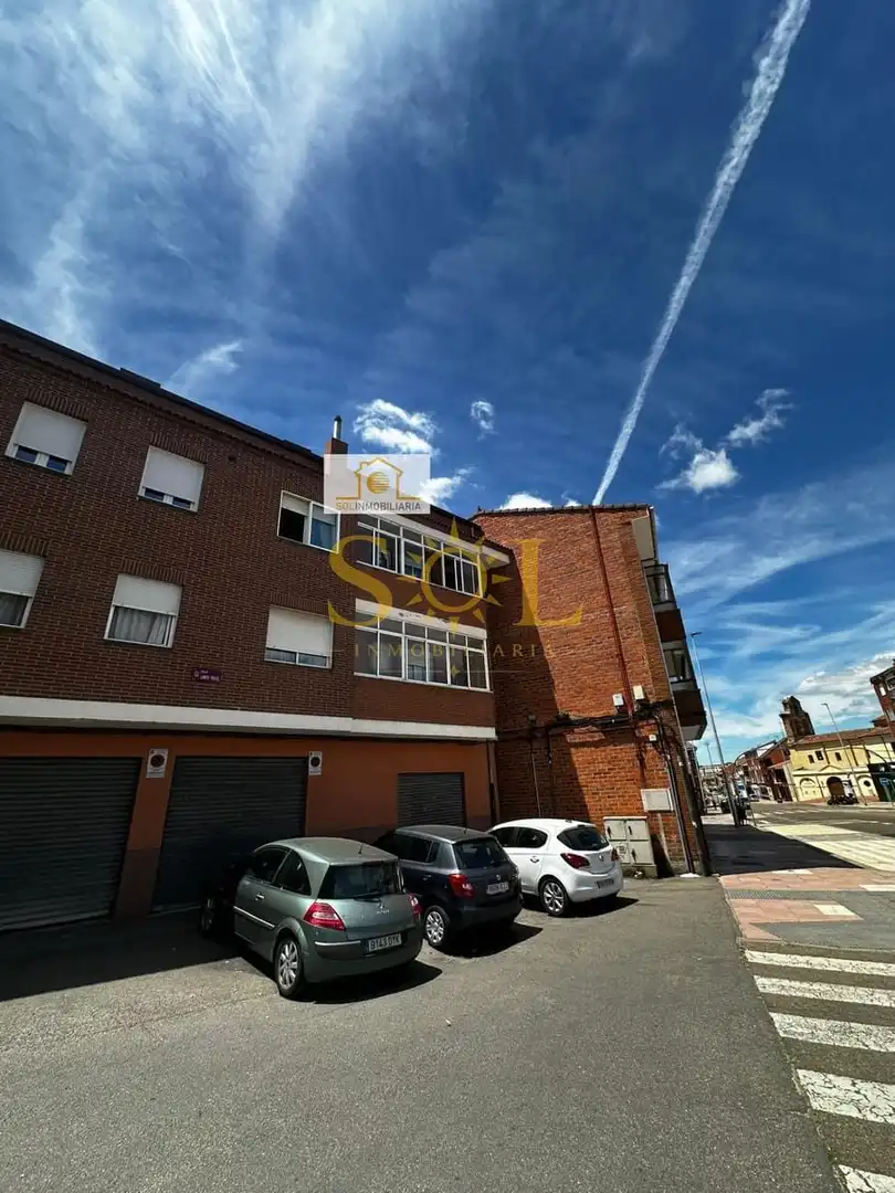 Vista exterior de Apartament en venda en León Capital  amb Calefacció, Parquet i Moblat